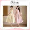 Đầm midi nữ Selovia Girl với thiết kế cổ vuông, hai dây bản to và dáng xòe thanh lịch. Sản phẩm được may từ chất liệu Cotton Thun Hàn mềm mại, họa tiết caro màu vàng kem nhẹ nhàng, phù hợp mặc đi chơi, hẹn hò, du lịch hoặc dạo phố theo phong cách nữ tính và hiện đại.
